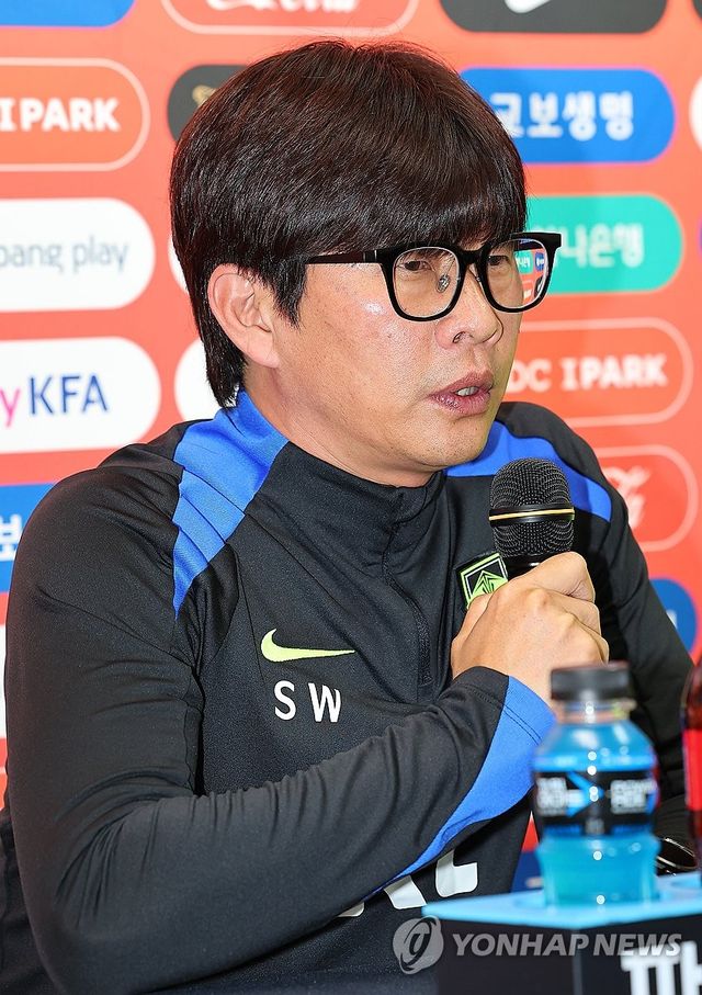 취재진 질문에 답하는 신상우 감독