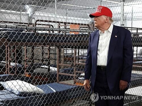 지난 1일 플로리다 불법이민자 구금시설 찾은 트럼프 미 대통령