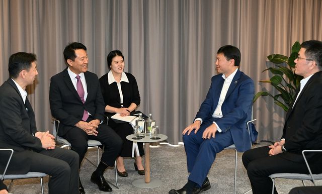 오세훈 서울시장, 치홍탓 싱가포르 국가개발부 장관(오른쪽에서 두번째)