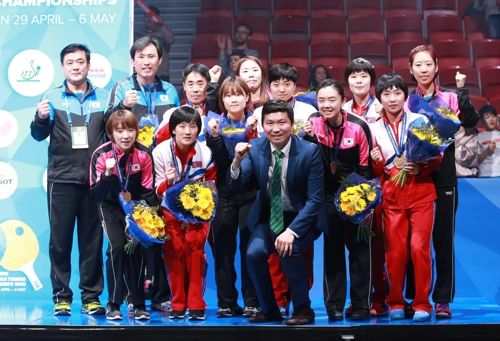 할름스타드 세계탁구선수권 때 남북 단일팀이 동메달을 따고 기념사진을 촬영했다.