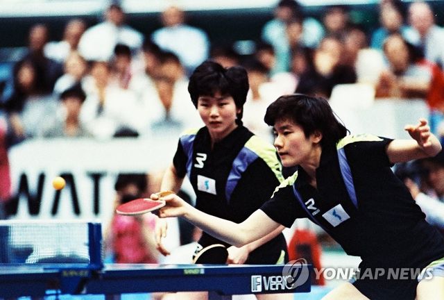 1991년 지바 세계탁구선수권 남북 단일팀의 현정화(오른쪽)와 북한의 이분희