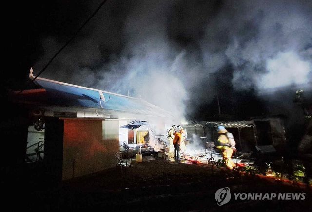 홍천 남면서 주택 화재…진화 벌이는 소방대원들