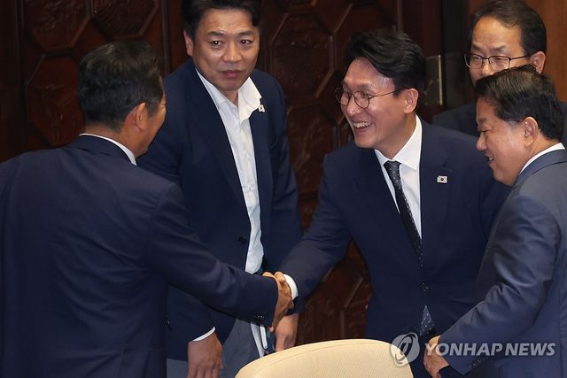 정청래 당대표 후보와 악수하는 김민석 총리 후보자