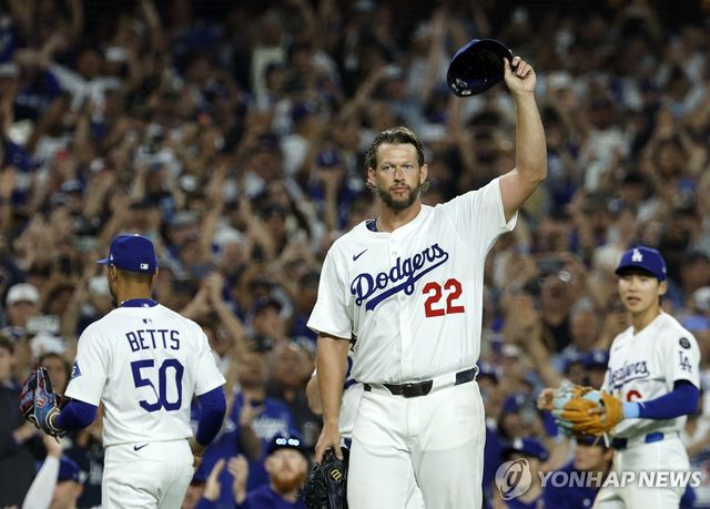 3천 탈삼진 대기록 세운 뒤 모자를 벗어 인사하는 커쇼 