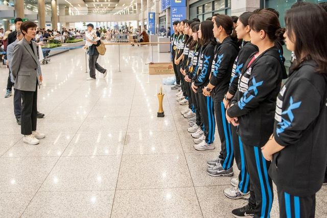 귀국한 선수들 격려하는 현정화 대한탁구협회 수석부회장(왼쪽)