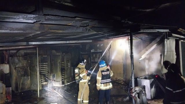 청송 주택 불 끄는 소방관