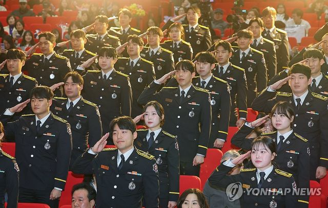 경례하는 신임 소방관들
