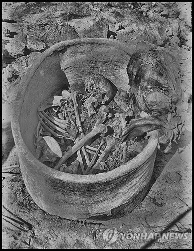 도기에 담긴 고대 이집트 남성 유해