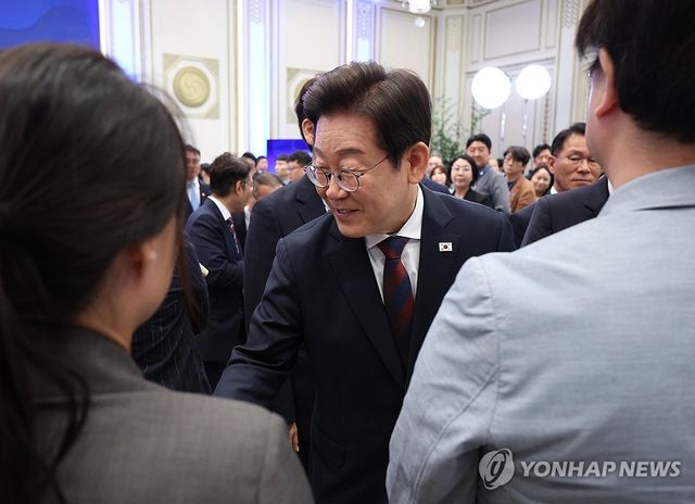 기자단과 인사하는 이재명 대통령