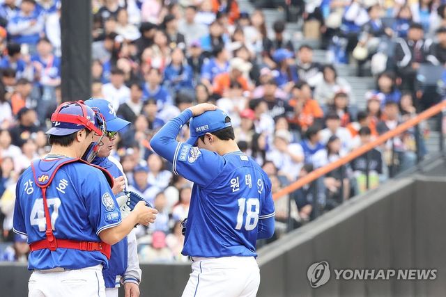 실점한 원태인 격려하는 강민호