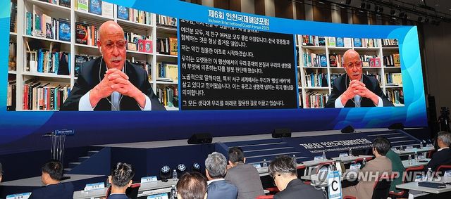 기조연설 하는 제러미 리프킨