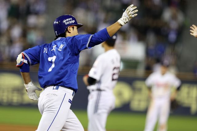 만루 홈런을 치고 베이스를 도는 이재현