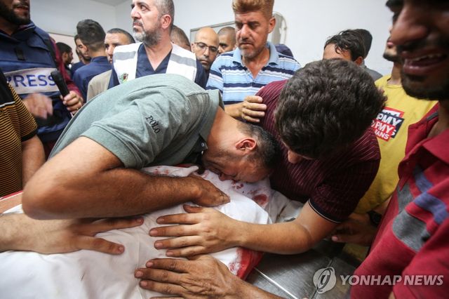 가자지구 핵심 의료기관 원장 사망에 비통해하는 유가족