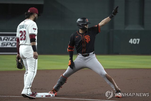 3루 안착 후 기뻐하는 이정후(오른쪽)