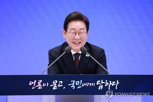 미소짓는 이재명 대통령