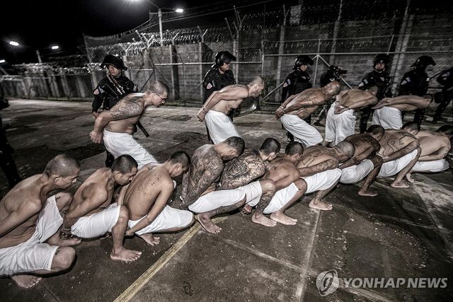 엘살바도르 테러범수용센터(CECOT·세코트)로 이송되는 현지 갱단원들