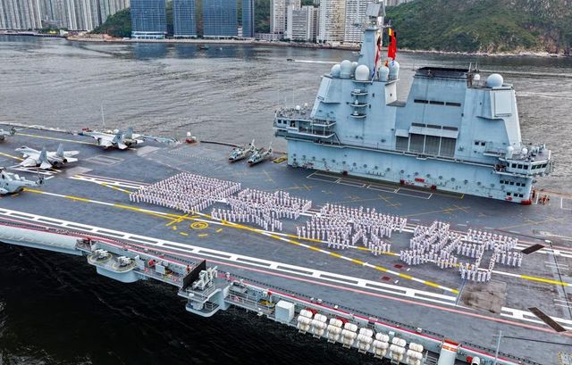'국안가호' 글자 만든 산둥함 탑승 중국 해군 장병들. 2025.7.3