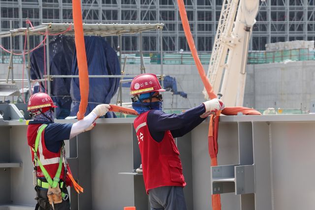 폭염특보 일주일째 샤힌프로젝트 건설현장 작업자들