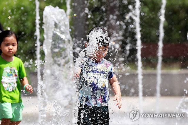 시원한 물줄기에 흠뻑