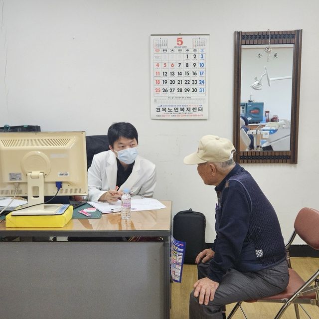 의성군 주민 심층진료하는 경북대병원 의료진