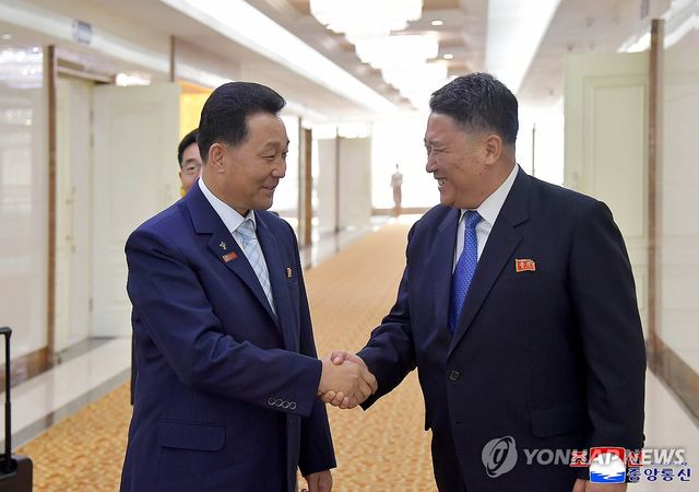 제6차 세계국회의장대회에 참가하는 북한 박인철 의장 평양 출발