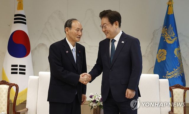 이재명 대통령, 일한의원연맹 회장 스가 전 일본 총리 접견