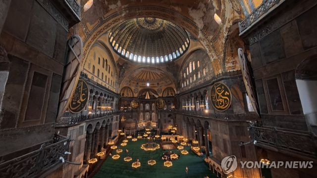 아야소피아 내부. 1층은 이슬람교도에게만 공개하고 있다. [사진/성연재 기자]