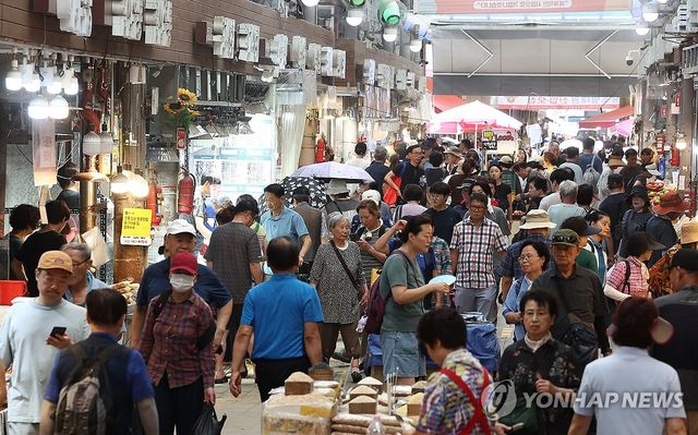 시민들로 붐비는 전통시장