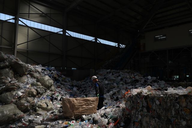 폭염 속 쓰레기와 사투