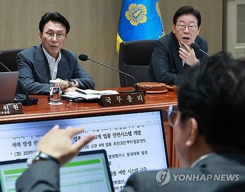 산재 대책 듣는 이재명 대통령 (서울=연합뉴스) 홍해인 기자 = 이재명 대통령과 김민석 국무총리가 29일 서울 용산 대통령실 청사에서 열린 국무회의에서 김영훈 고용노동부 장관의 산업재해 관련 발표를 듣고 있다. 2025.7.29 hihong@yna.co.kr(끝)