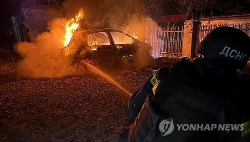 29일(현지시간) 러시아군 공습에 따른 화재 진압하는 우크라이나 소방관