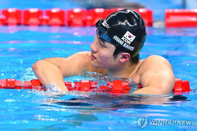 전광판 기록을 바라보는 황선우