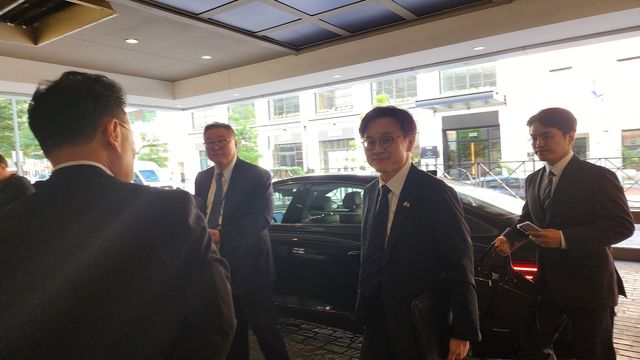 경제부총리 숙소로 들어가는 김정관 산업통상자원부 장관