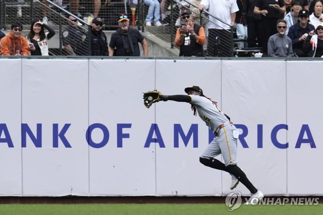 이정후의 타구를 잡아내는 피츠버그 중견수