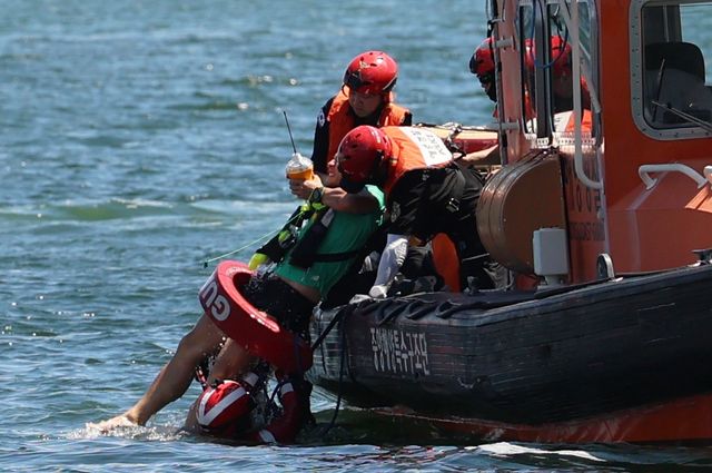 익수자 구조하는 해경