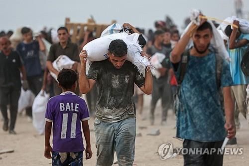 구호품 들고 가는 가자 주민