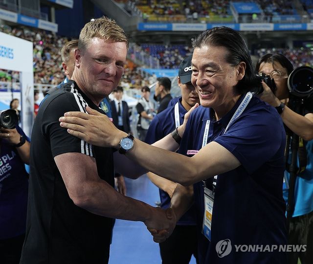 인사 나누는 김판곤-에디 하우 감독