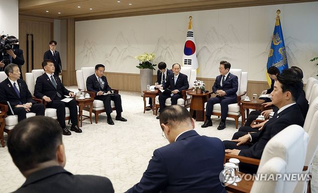 이재명 대통령, 스가 전 일본 총리 등 일한의원연맹 대표단 접견