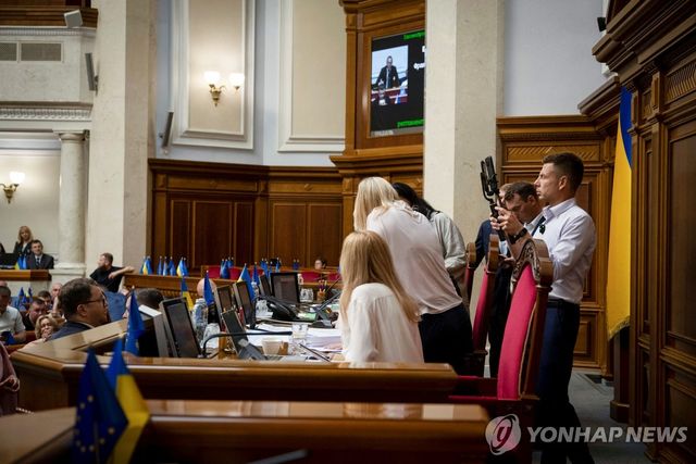 지난 22일(현지시간) 우크라이나 야당 소속 올렉시 혼차렌코 의원(오른쪽)이 스마트폰을 들고 의회 현장을 생중계하는 모습.[로이터=연합뉴스. 재판매 및 DB 금지]