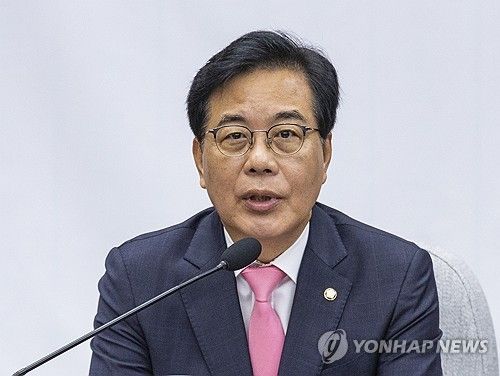 원내대책회의에서 발어나는 송언석 비대위원장 겸 원내대표