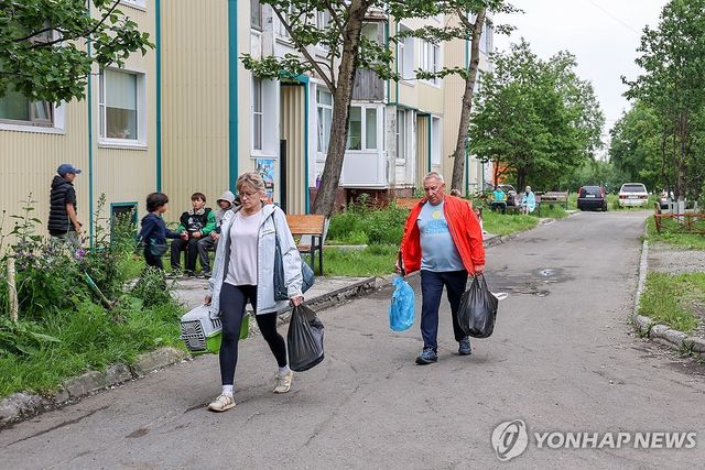 대피하는 캄차카 주민들