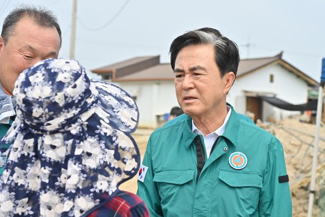 수해 피해 주민과 대화하는 김태흠 충남지사
