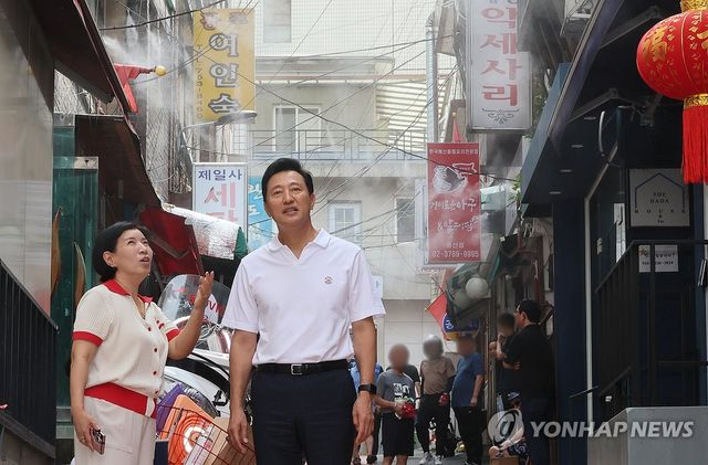 쪽방촌 쿨링포그 작동 상태 확인하는 오세훈 시장