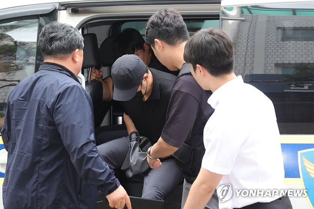 '고객 집에서 강도질' 농협 직원 구속 갈림길