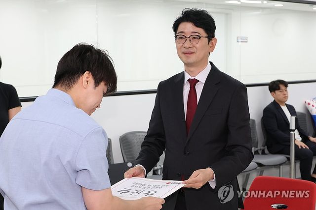 당 대표 선거 후보 등록하는 주진우 의원
