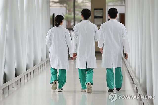 병원에서 이동하는 의료진