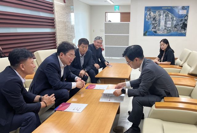김민재(오른쪽) 행안부 차관 면담하는 원강수 원주시장
