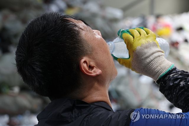 '냉수로 달래는 무더위'