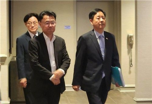 이틀 연속 美상무장관과 통상협의 위해 숙소 나서는 구윤철 경제부총리