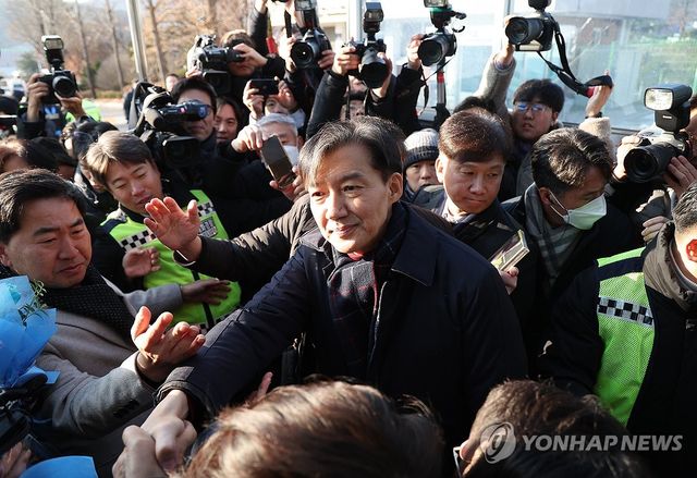 서울구치소 향하는 조국 전 대표